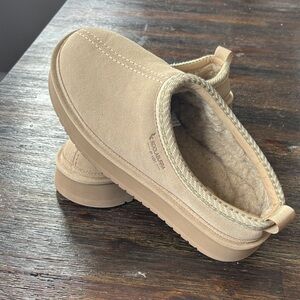 Koolaburra by Ugg beige platform slip one